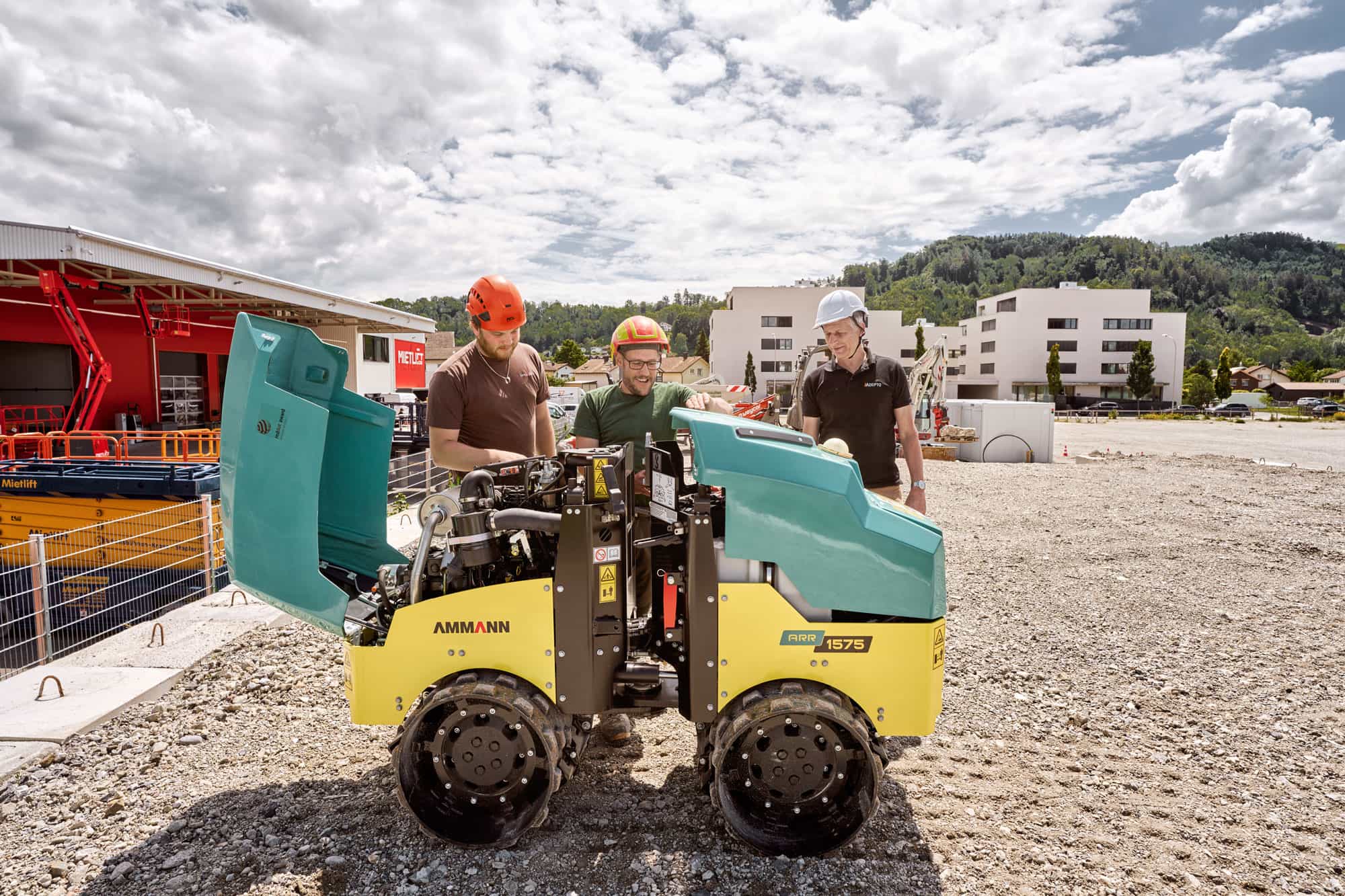 Teilnehmer im Ausbildungszentrum Adepto bei Praxisübung mit Walze auf dem Schulungsgelände
