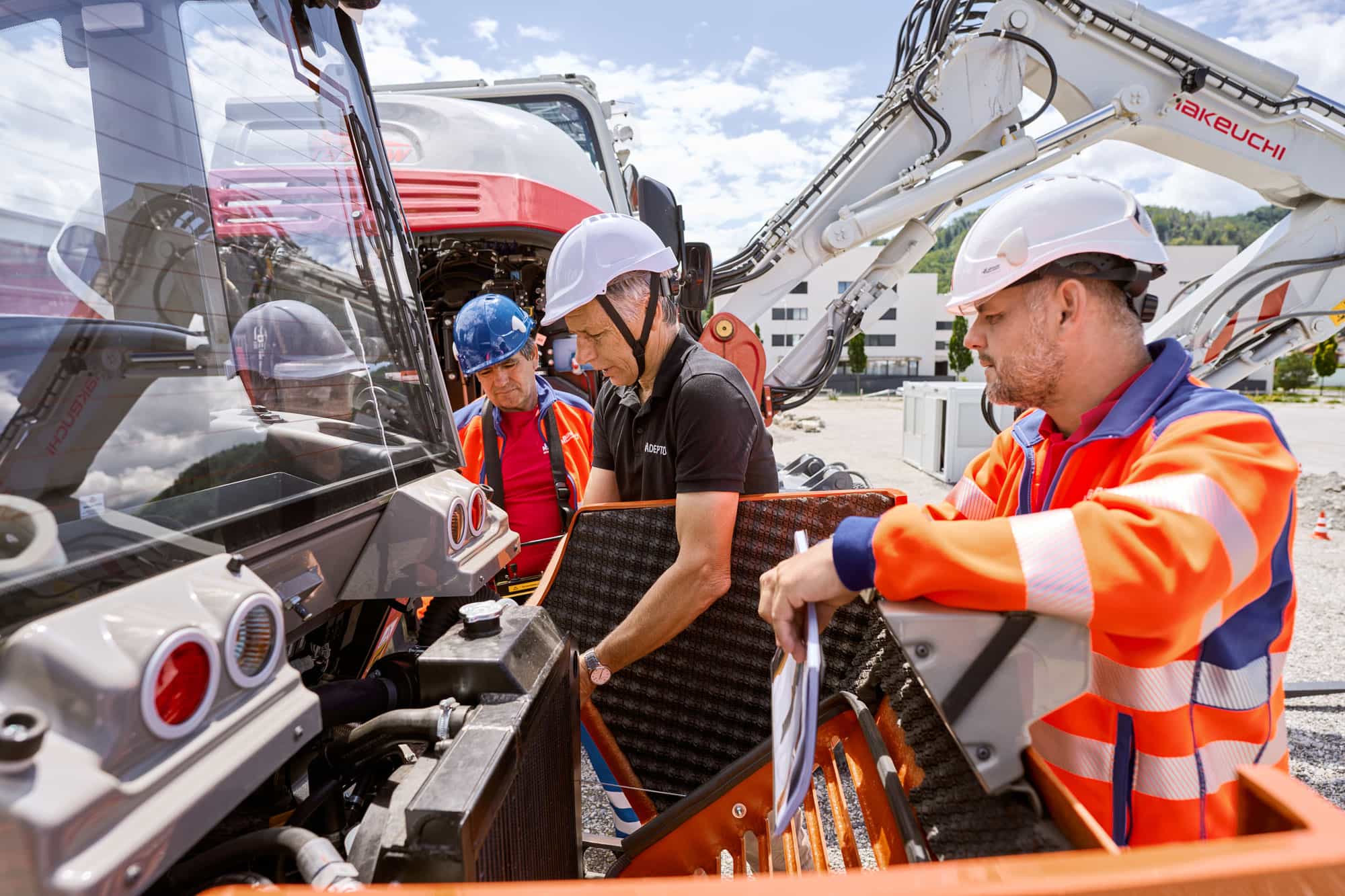 Teilnehmer im technischen Training an einem Traktor im Ausbildungszentrum Adepto