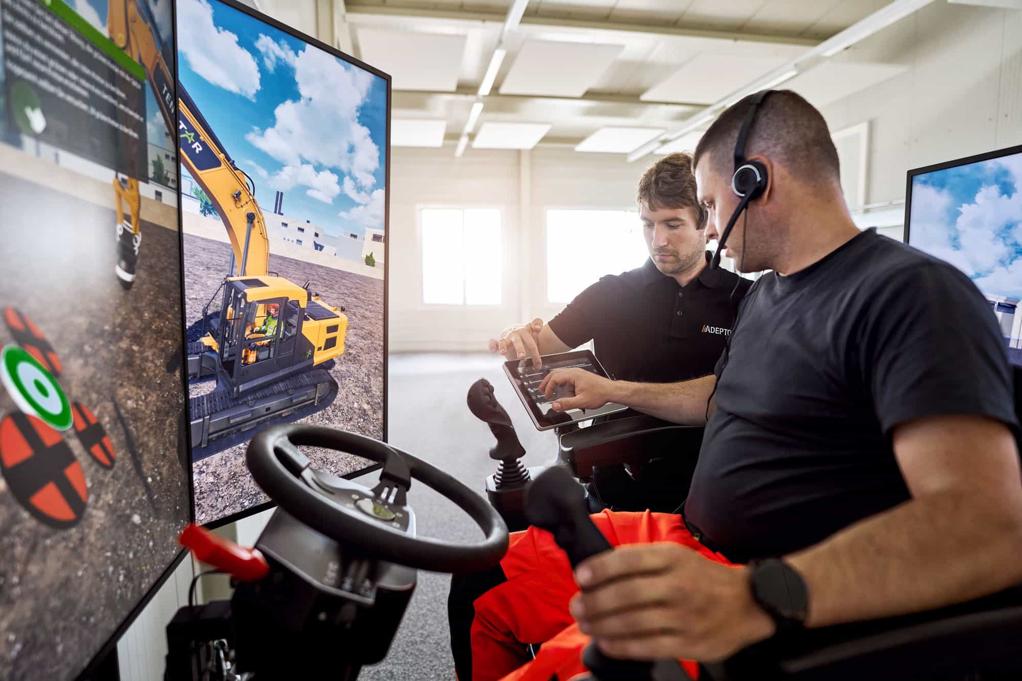 Bagger-Simulator-Training mit Instruktor im modernen Schulungsraum bei Adepto Ausbildungszentrum